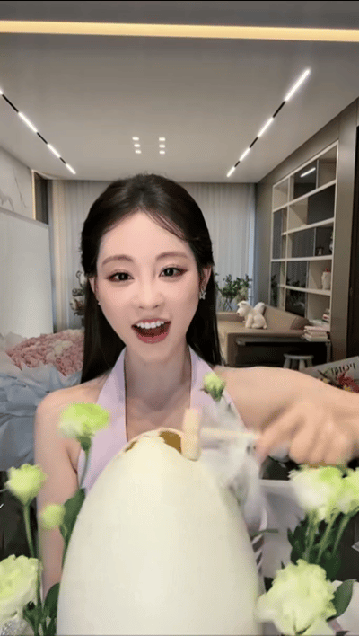 祝绪丹生日蛋糕是一颗蛋祝绪丹这生日也太欢乐了，切蛋糕跟搞装修似的哐哐砸，蛋形蛋糕