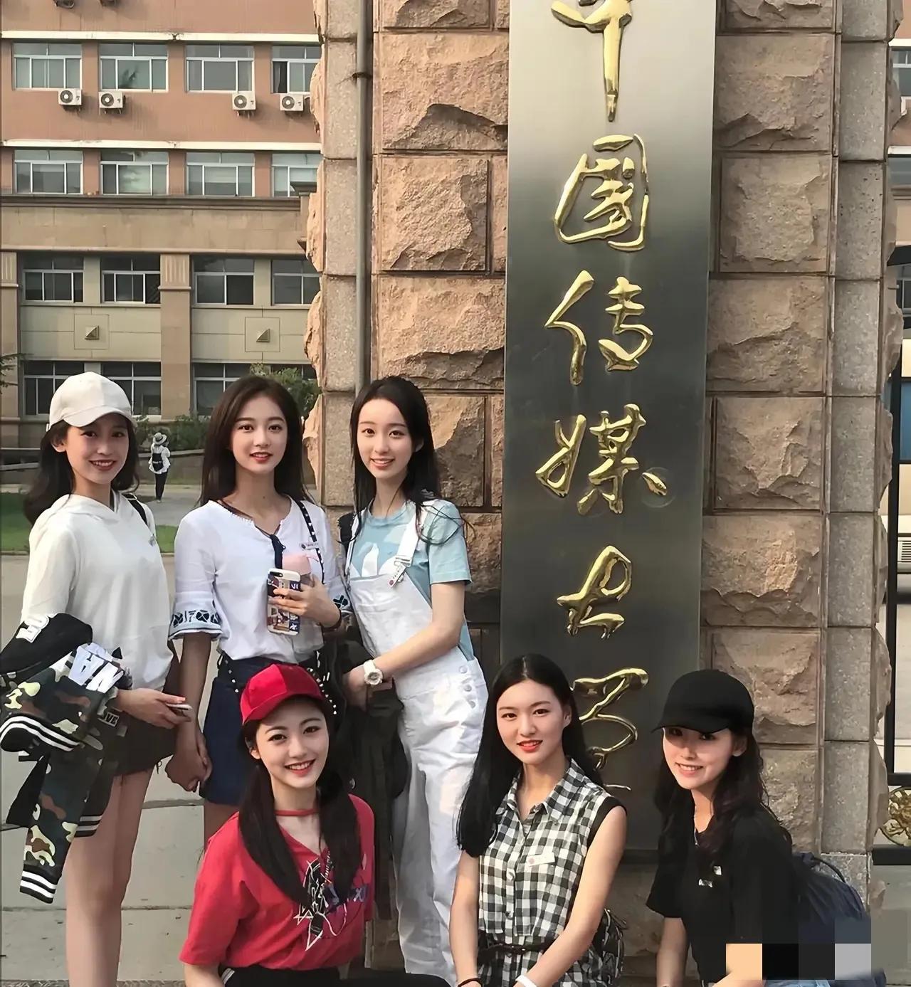 网友:
入学时 vs 毕业前，四年经历了很多，不变的是姐妹情！