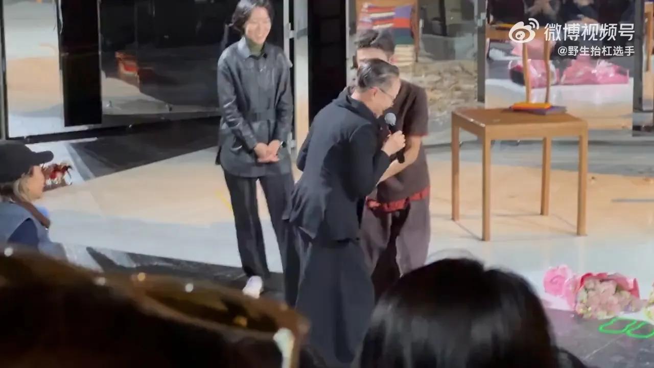 从刘星到话剧舞台，宋丹丹的骄傲里藏着时光的答案
 
话剧《一地鸡毛》的舞台落幕许