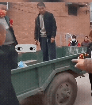 新郎来接新娘，老丈人生气了，原因是来接亲的车辆B马、A迪一辆没有。
老丈人便砸三