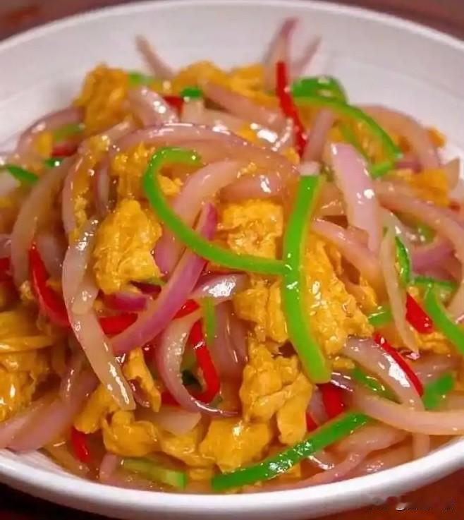 吃饭的时候，孩子忽然问：为什么这鸡蛋上面有绿色，是不是有毒？我一看，洋葱炒鸡蛋，