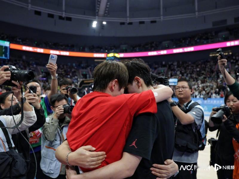 成功登顶全运会后杨家姐妹赛后与妈妈相拥而泣。队史上第二次登上全运会最高领奖台。颁