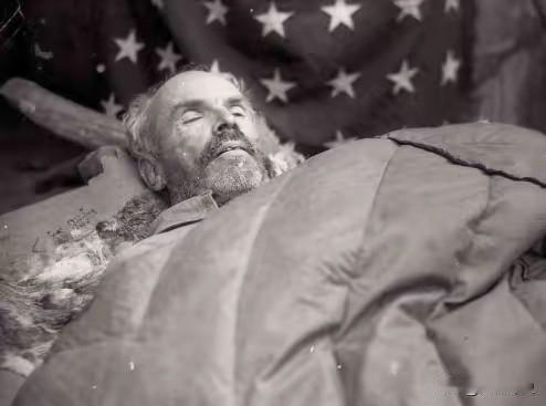 长久以来，我们提起白求恩，满是对他高尚品格、伟大情怀的称颂与敬仰，可鲜少有人深究