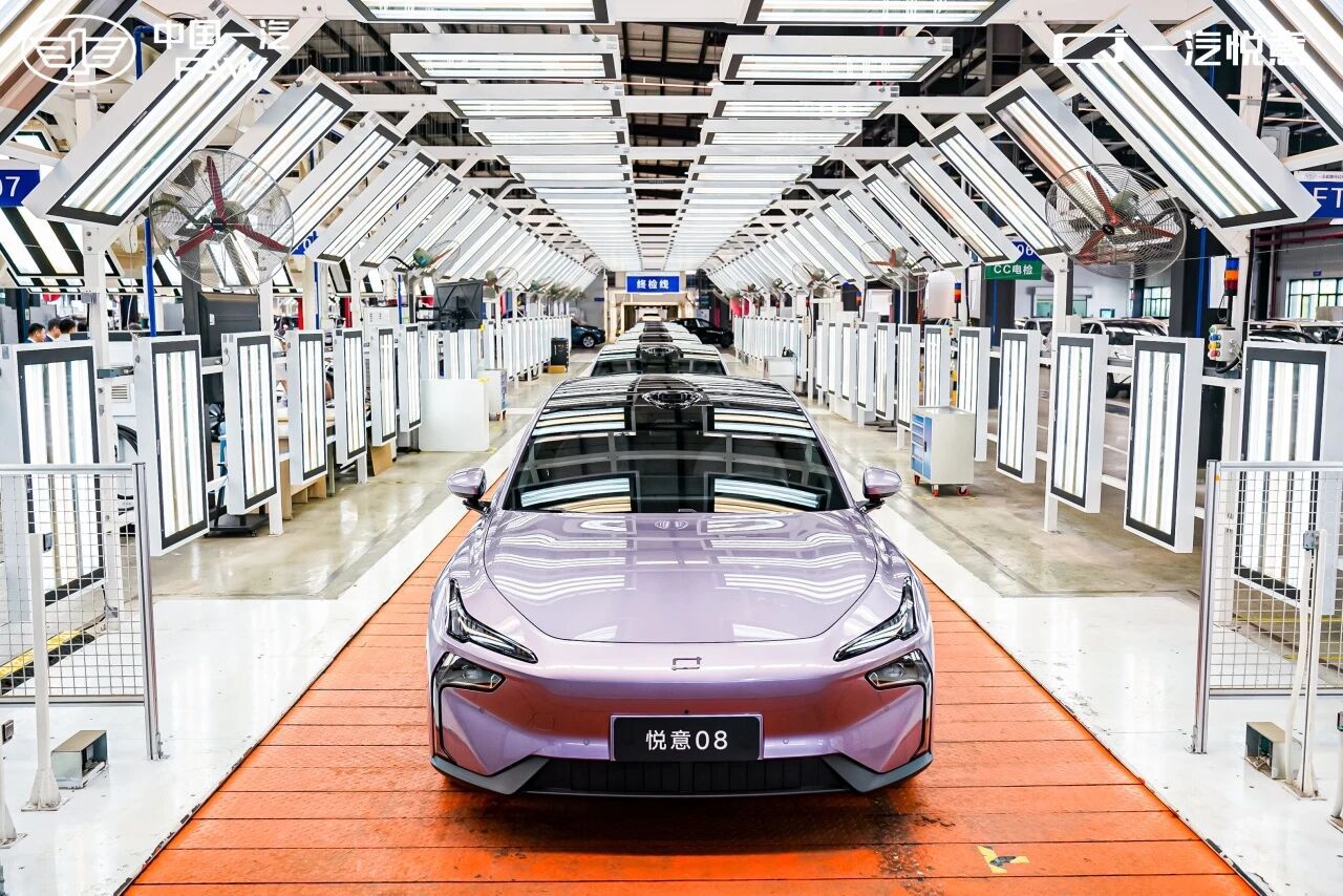 一汽悦意08量产下线 自主新选手正式就位中国一汽悦意08首台量产车正式下线，不得
