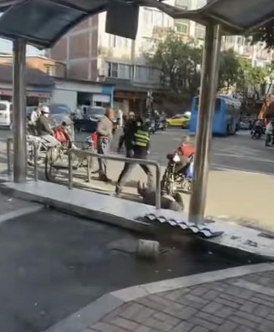 近日，有网友爆料称，福建省福安市一名老人疑似与城管队员发生口角后被推倒，最终不幸
