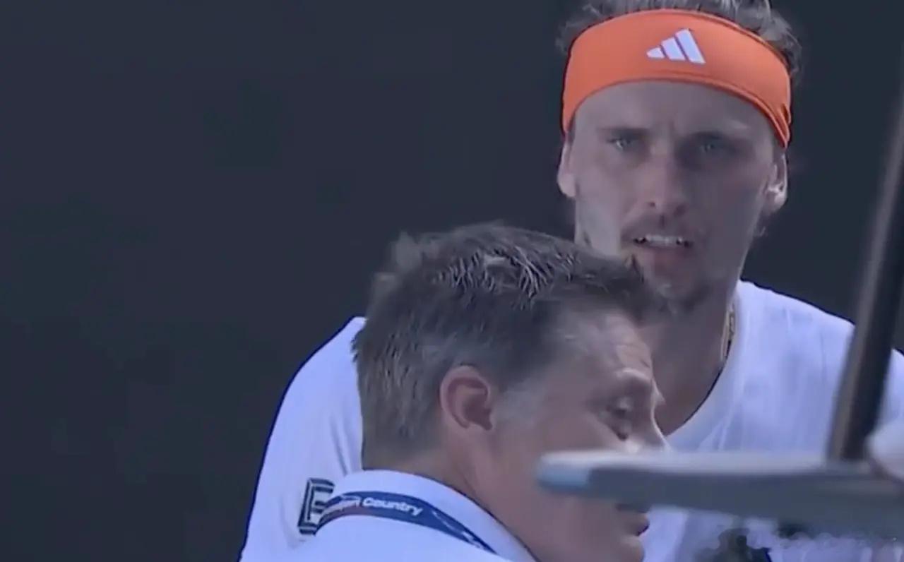 无能暴怒？兹维列夫怒斥裁判 惨遭打脸：阿卡呕吐+中暑 可叫治疗1月31日，澳网男