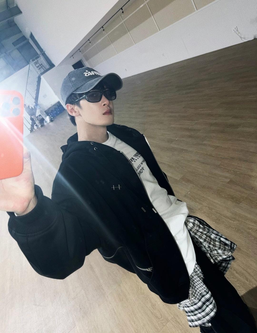 檀健次 🔥檀健次内场完全贵公子 今日身份：贵公子檀健次 端正的坐姿 微抬的眼眸