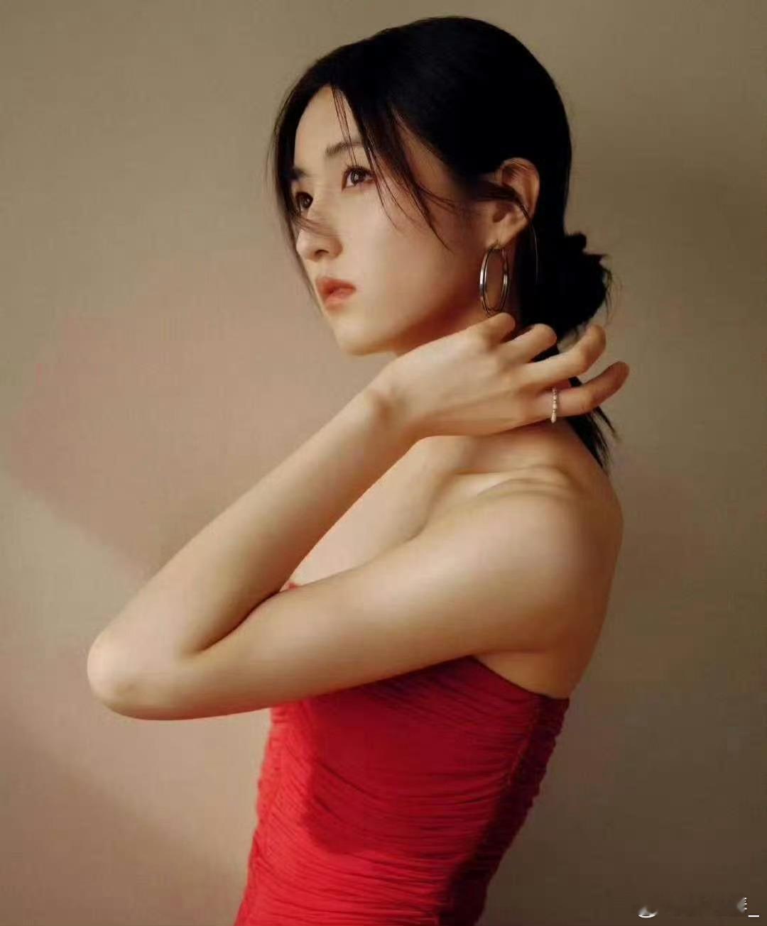 张子枫最受大学生欢迎年度女演员热烈祝贺张子枫拿下大学生最喜爱演员，灵动的眼神、自