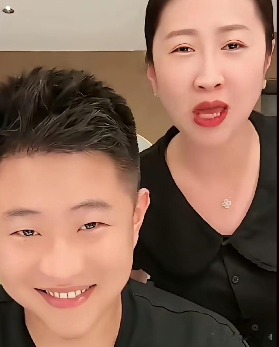 刘晓楠，王小利儿媳妇。
 
婚前是专业舞蹈老师，有舞台表演功底；曾经登上山东卫视
