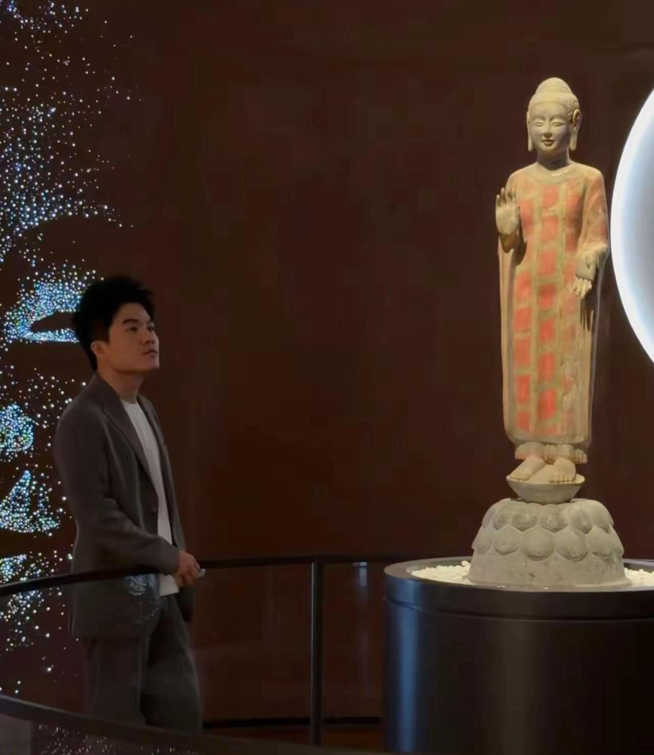 【破阵子-有感】
………………………………………………
甲第状元文墨，莲台低目佛