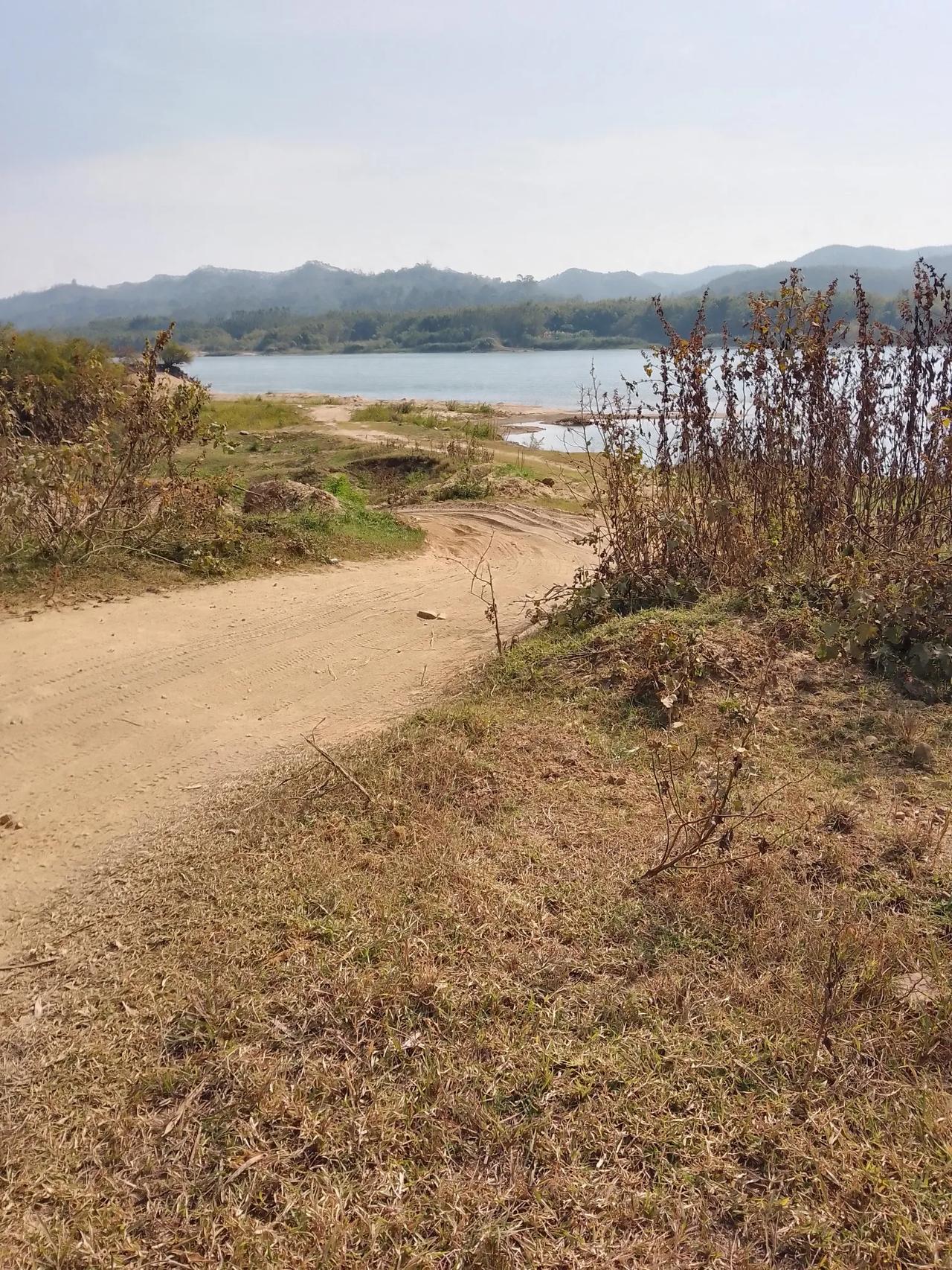 江边、远山、水流！