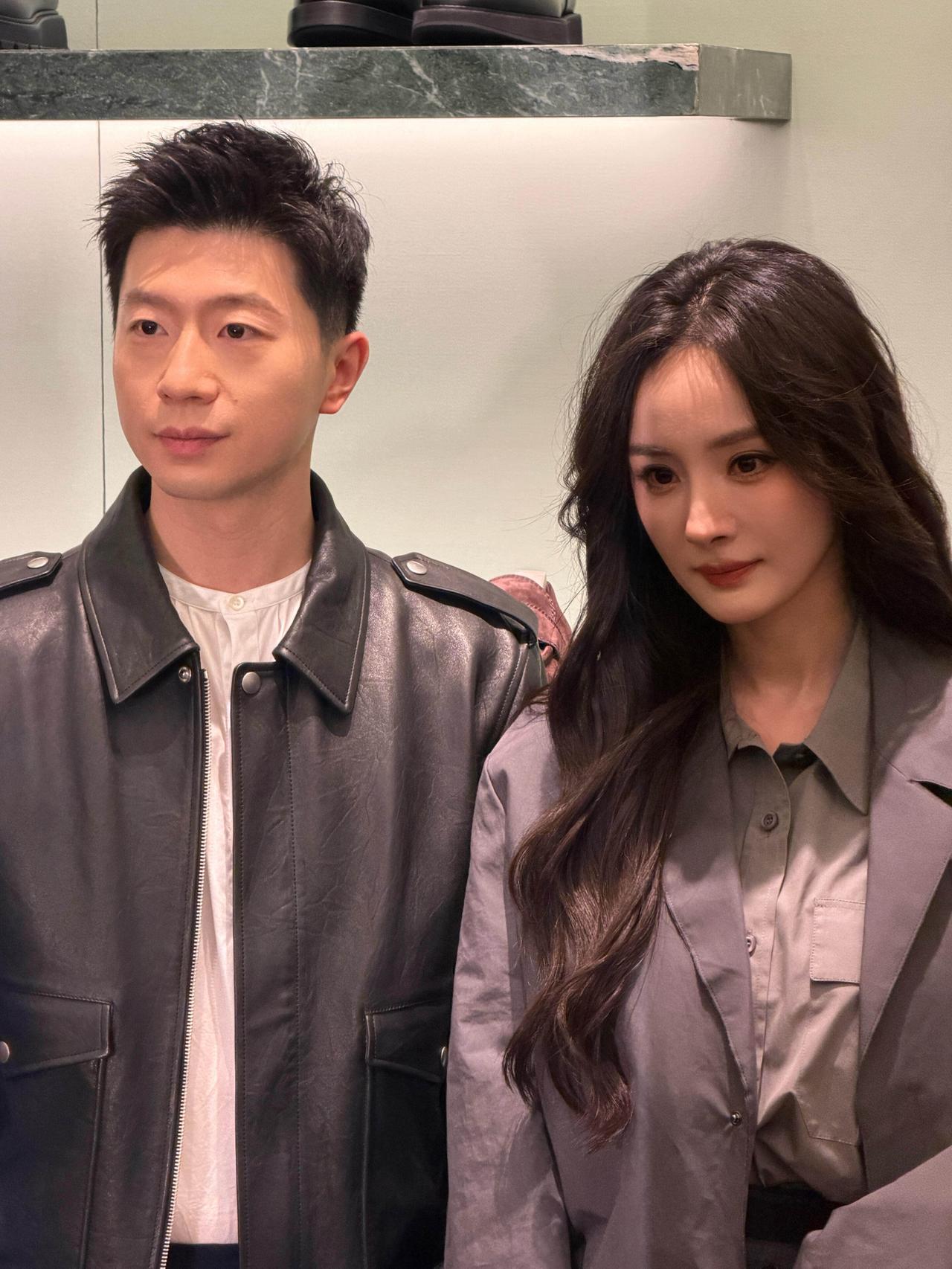 马龙和杨幂一起合上影了，靠的如此近，乍一看好般配，颜值和身高都是一绝！
太美太帅