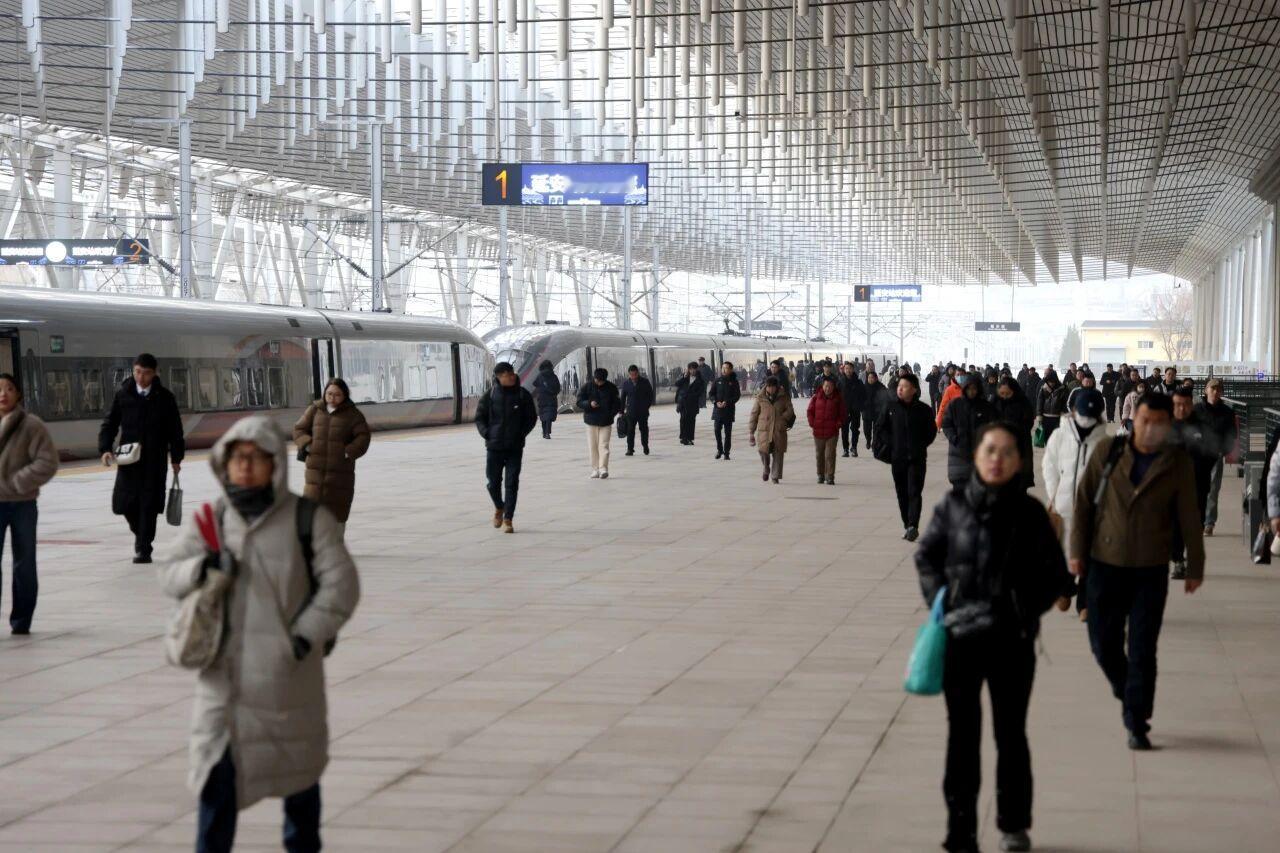 西延高铁开通满月运营数据出炉，累计发送旅客63万人次，日均开行动车组38列，其中