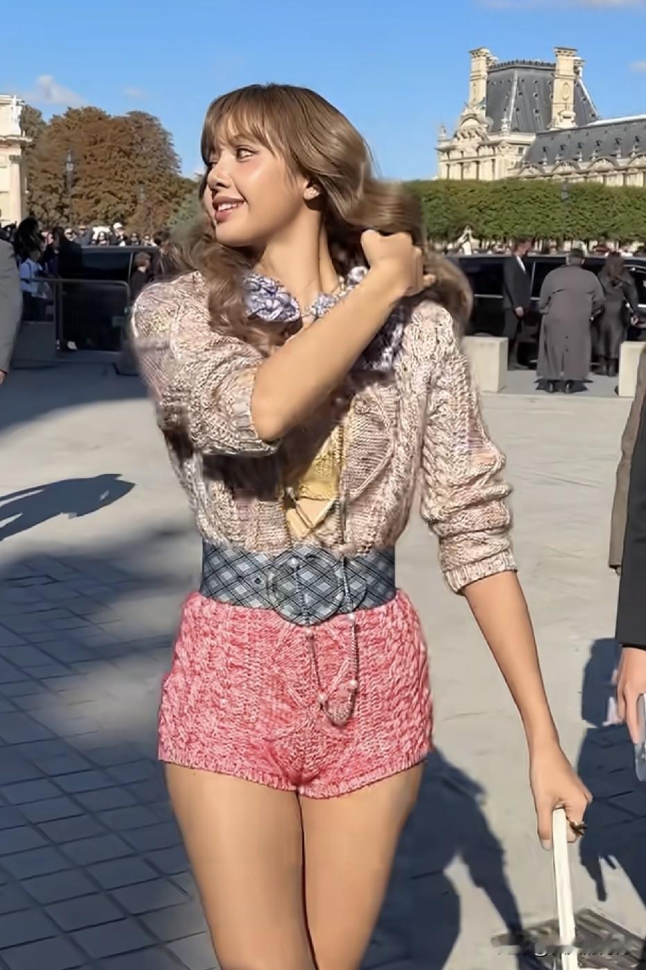 这个Lisa出门之前不照镜子的吗？身边的人也不提醒一下，这裤子穿得多尴尬😅。