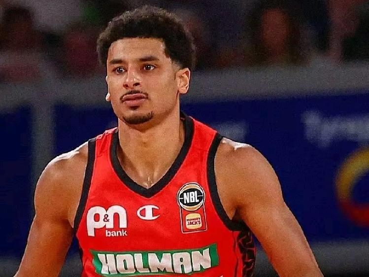 CBA最新消息：据知名篮球自媒体人江南的城报道，有CBA北区球队对本赛季效力于澳