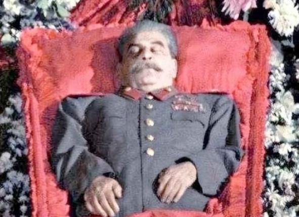 1961年，斯大林坟墓被挖开，军官们将其从水晶棺中抬了出来， 亲手剪掉他军服上所