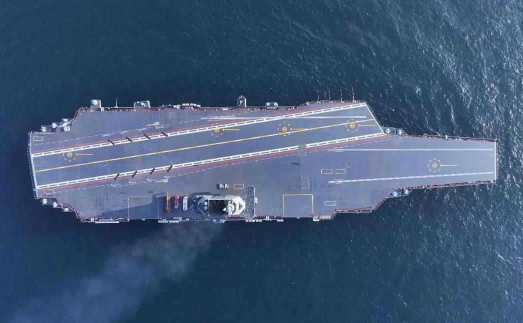 老泪纵横啊，福建舰服役了。当我们只有一艘航母的时候，他们说我们威胁地区安全；当我