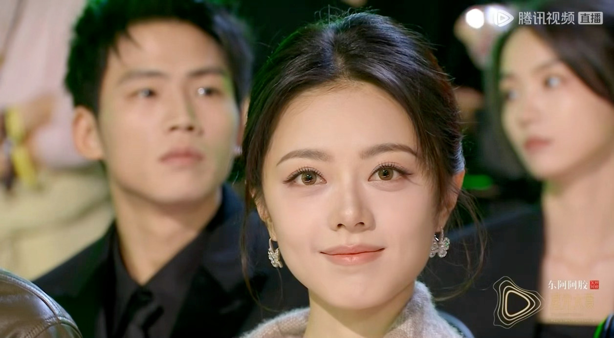 天哪。。。赵今麦这个怼脸镜头好清澈的美。。。 