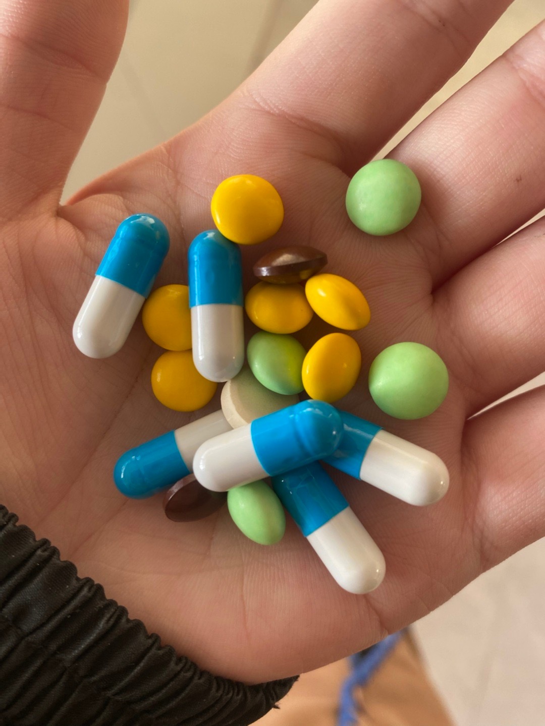 一顿吃这么多药能死不 