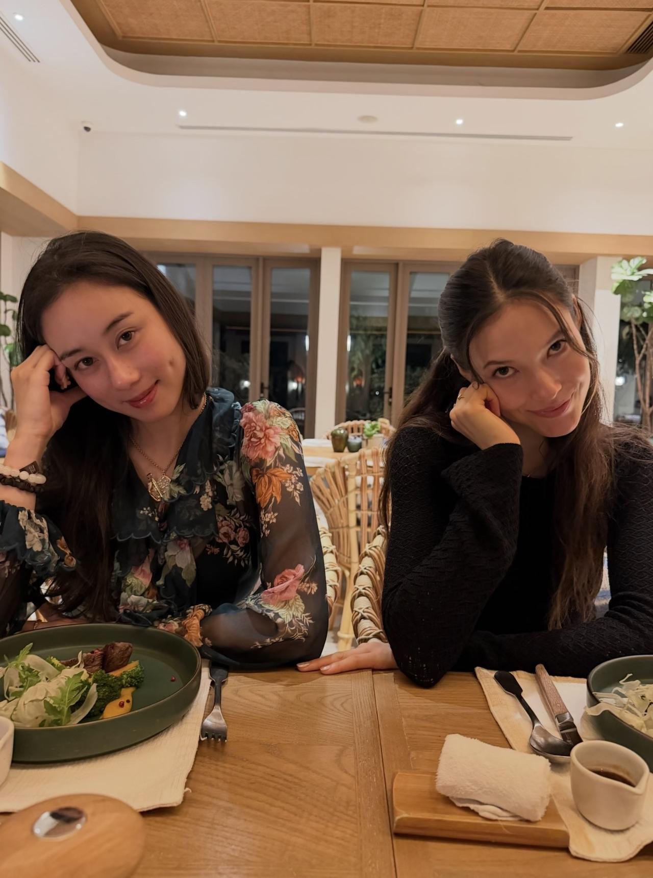 近日，何超欣晒与谷爱凌合照，好姐妹一起去泰兰德出游，一起度假吃美食。

何超欣与