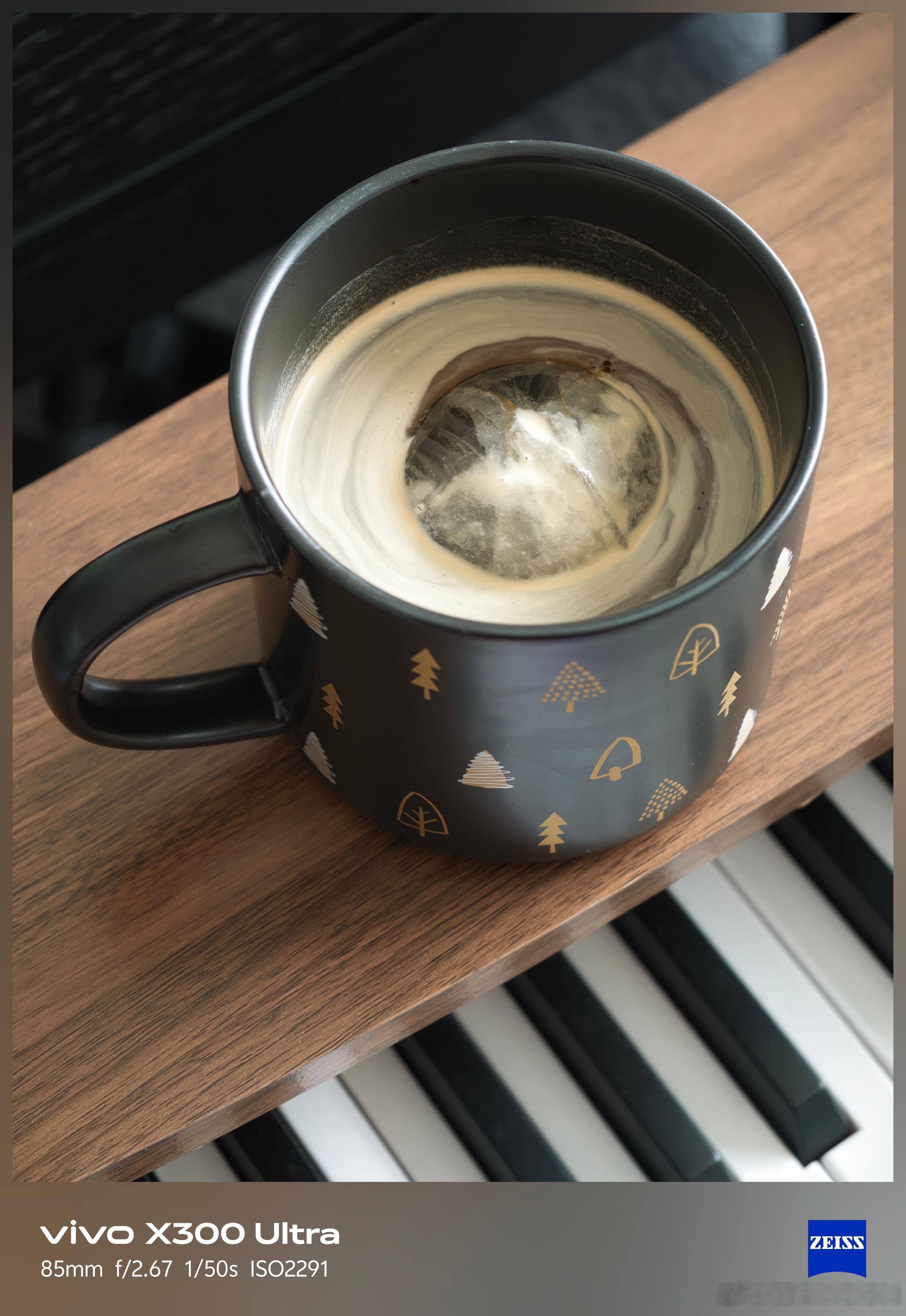 周六的下午适合来一杯冰球美式☕ 