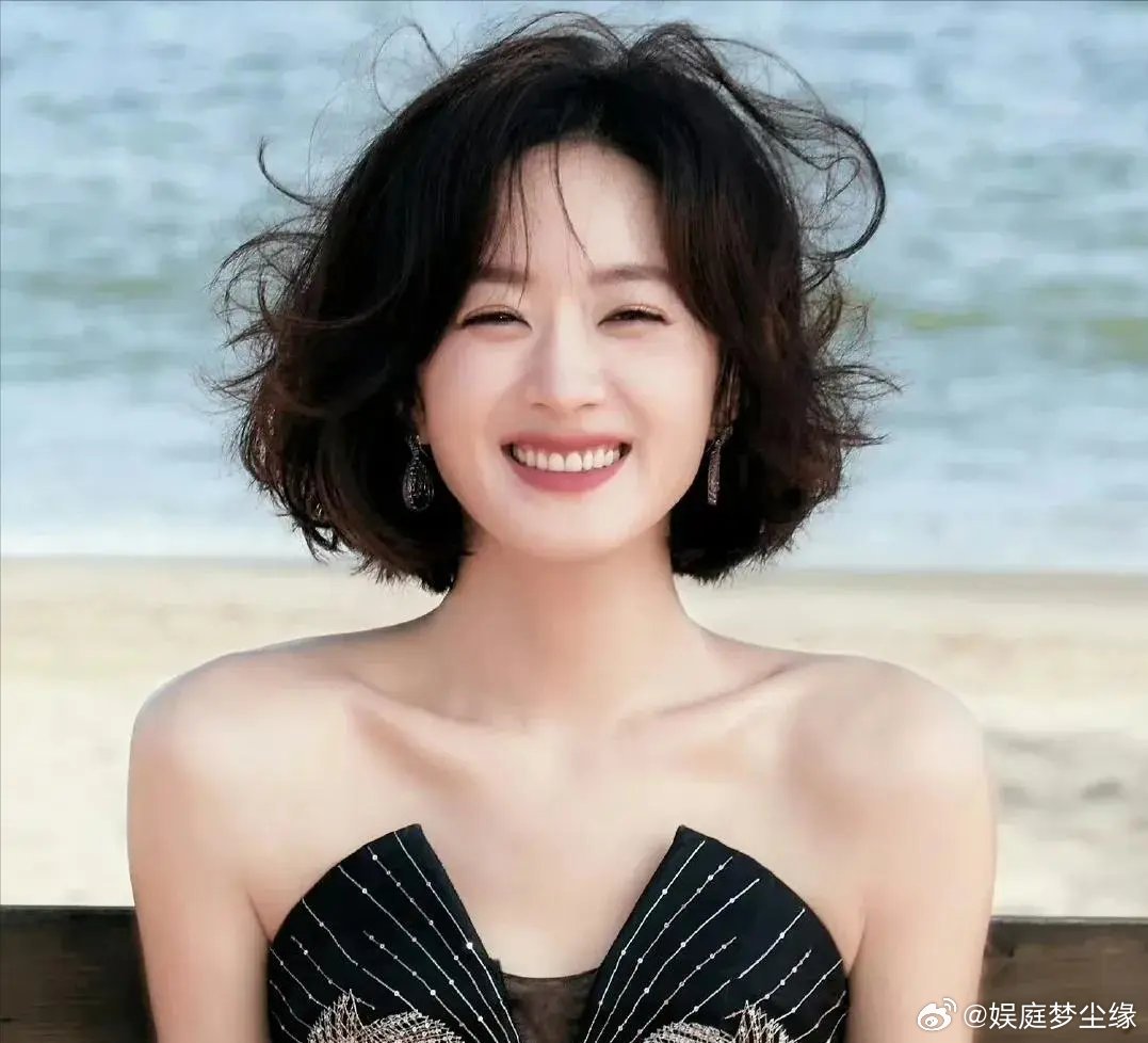 冯绍峰晒女友，赵丽颖晒儿子，离婚后的两人各自安好！这事儿在网上掀起不小的波澜，我