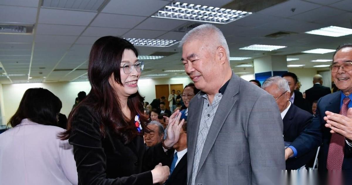 输了2028选举又如何。谁能想到原本与蓝营党务距离最远的韩国瑜，如今俨然成了内部