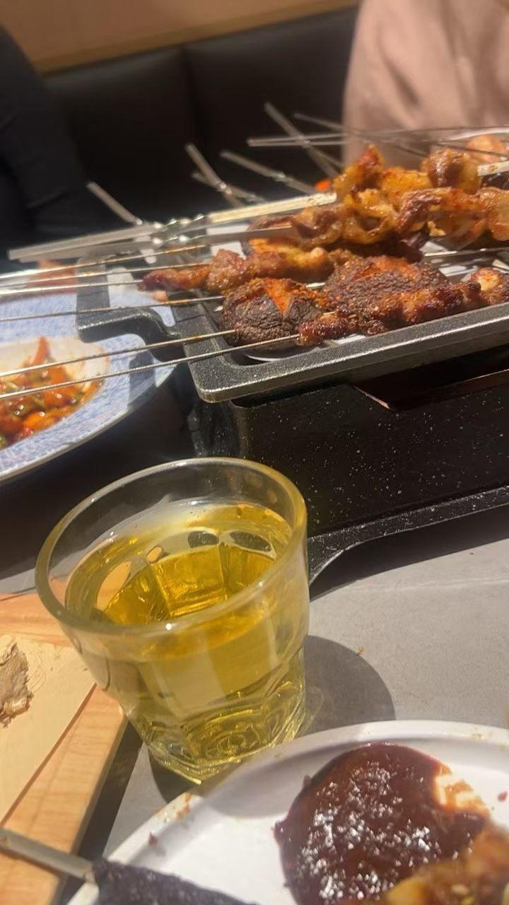 炭火烤肉，搭配啤酒，美味不可挡！🍖🍻