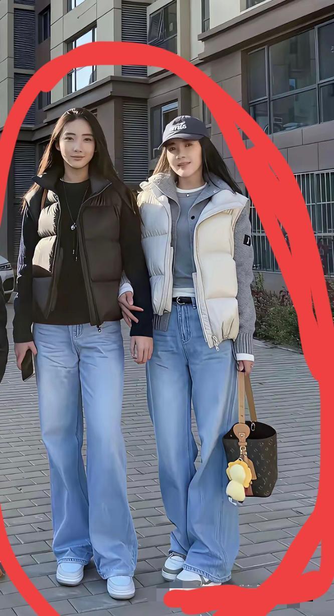 大街上，2名长相漂亮的女生迎面走来，不料，仔细看她们的穿着，令人瞬间傻眼了！
