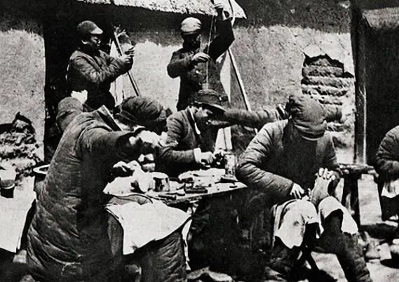 1946年8月，张店来的五名特务，在村南坡的坟地里，与原农会主席姚敬修接上了头。