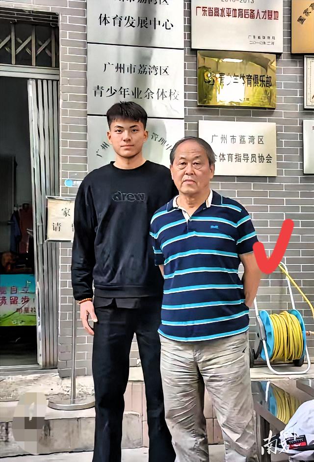 李昊这小子哪儿都好，
人长得帅，门守得好，
性格阳光开朗，可就有一点
​没啥兴趣