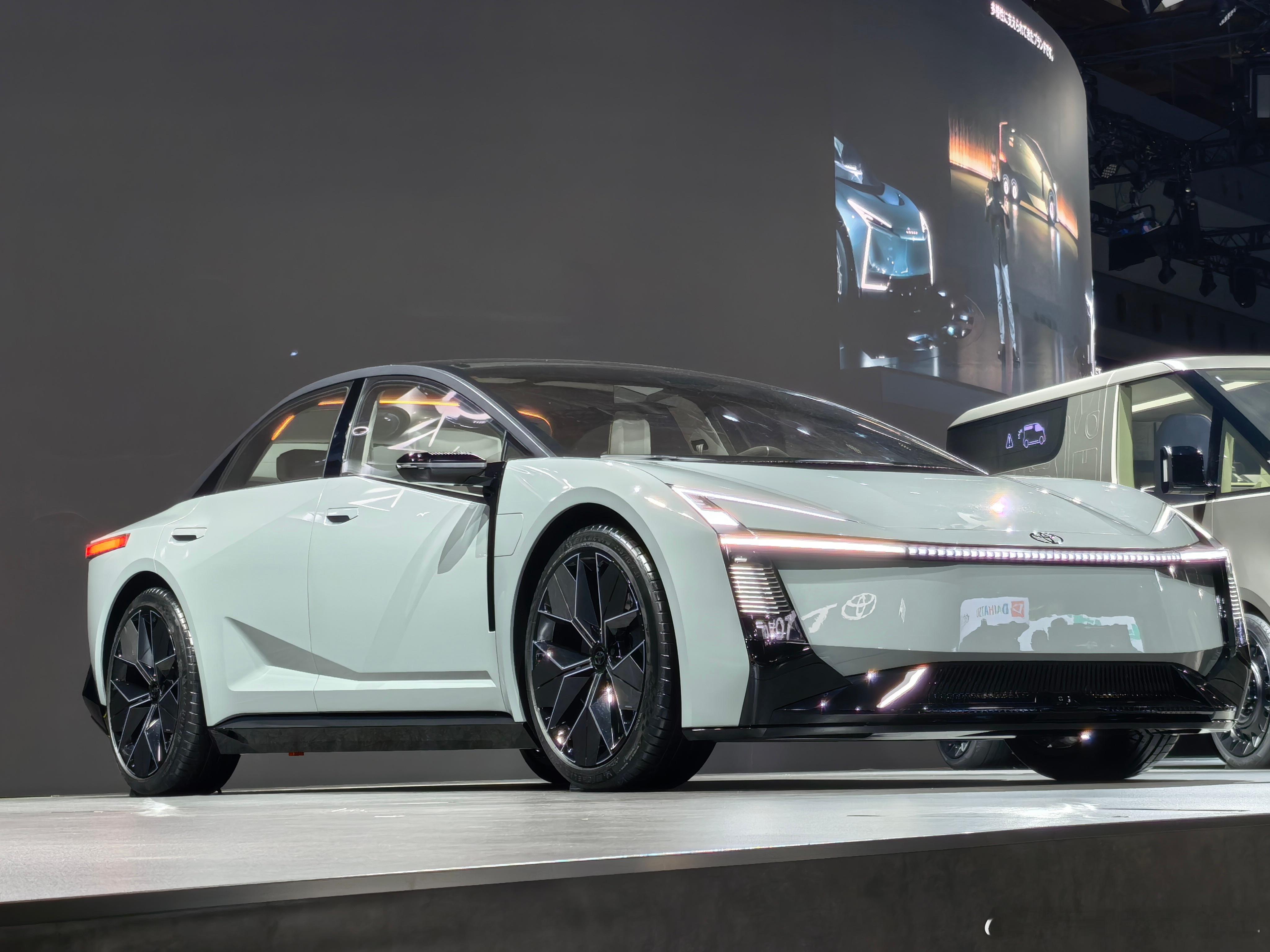 闫学晶 直播有风险，社交媒体平台同样到处是安全隐患，知名人士除非万不得已，比如需