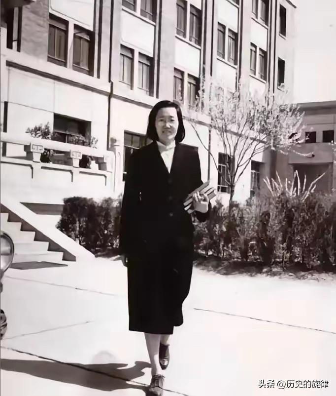1961年北大才女一顿晚饭过后离奇失踪，丈夫苦寻全城，17年后母子开门泪崩
 