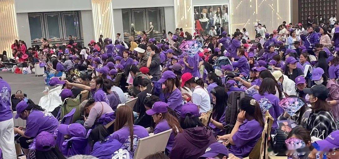 活动明天才开始，邓为粉丝已经开始早早排队邓为的固粉能力真的算很强了吧？粉丝真的超