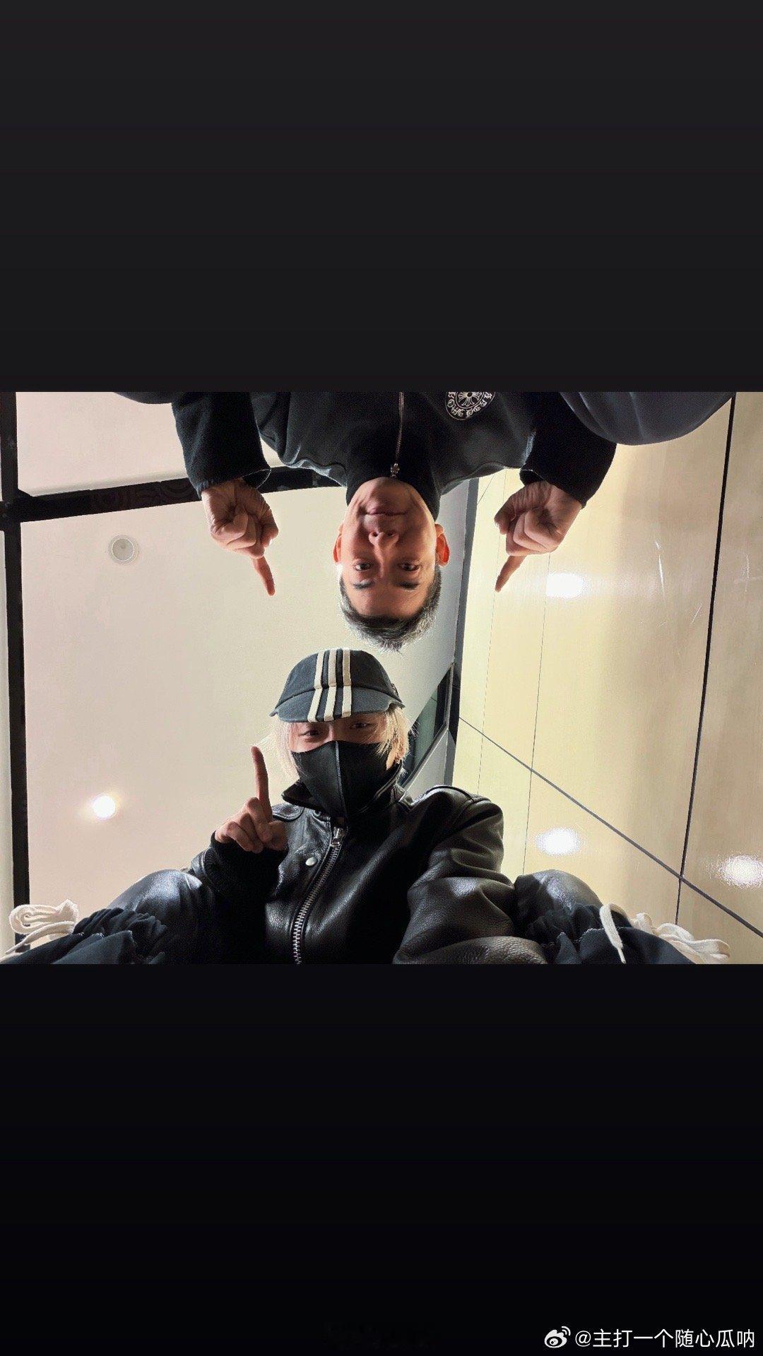 刘雨昕与任贤齐合照，对面的帅可美女看过来！ 