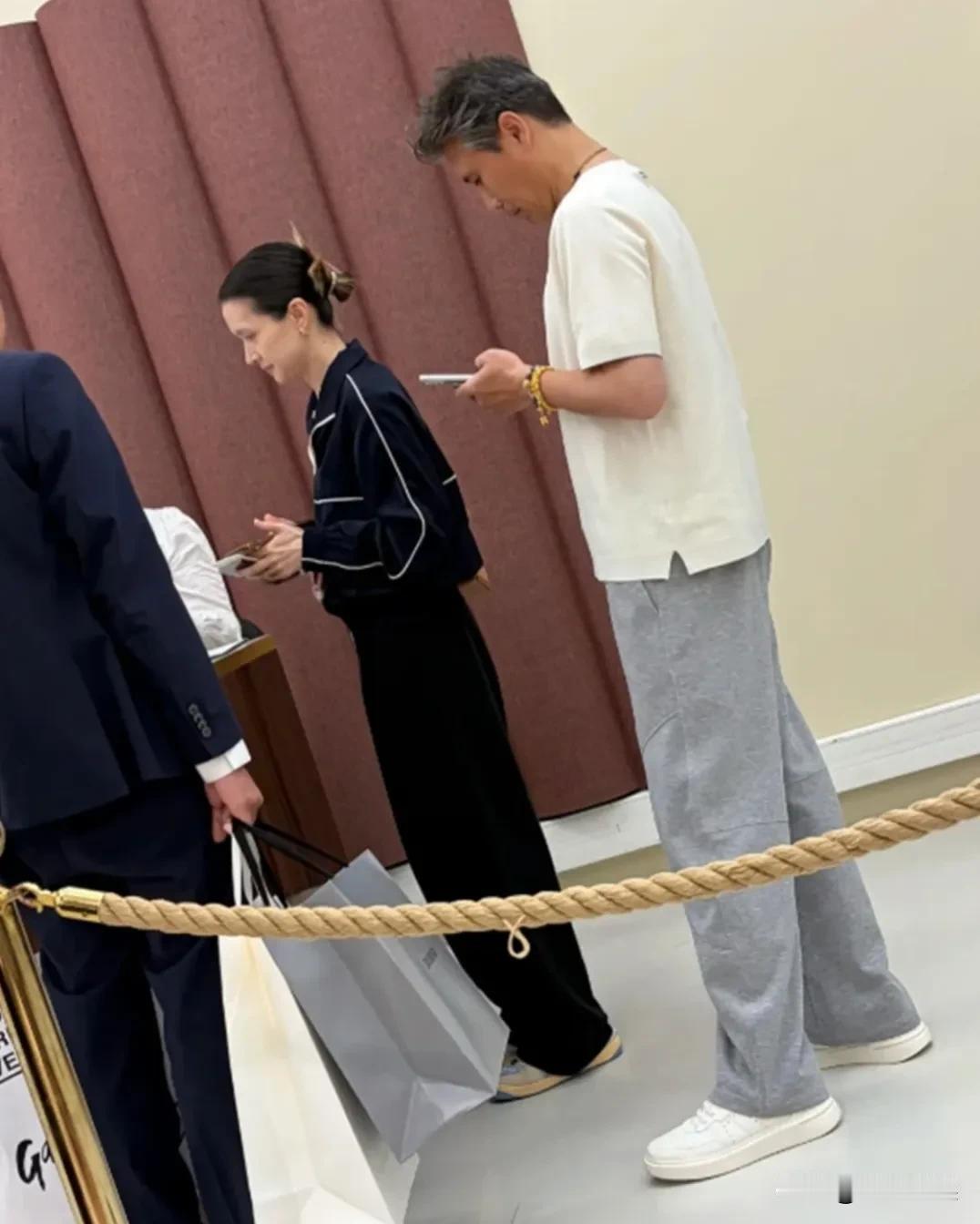 李乃文罕见和圈外老婆同框，素颜现身的夫妻俩手牵手下电梯，看着好甜。
他们在国外被