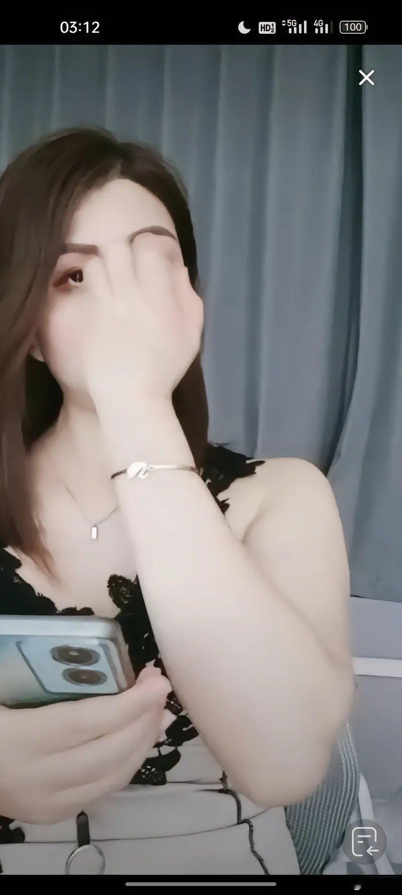 低俗直播是个社会问题。我就纳闷，一个用竹签子捅女孩屁股的低俗人咋能有4600万粉