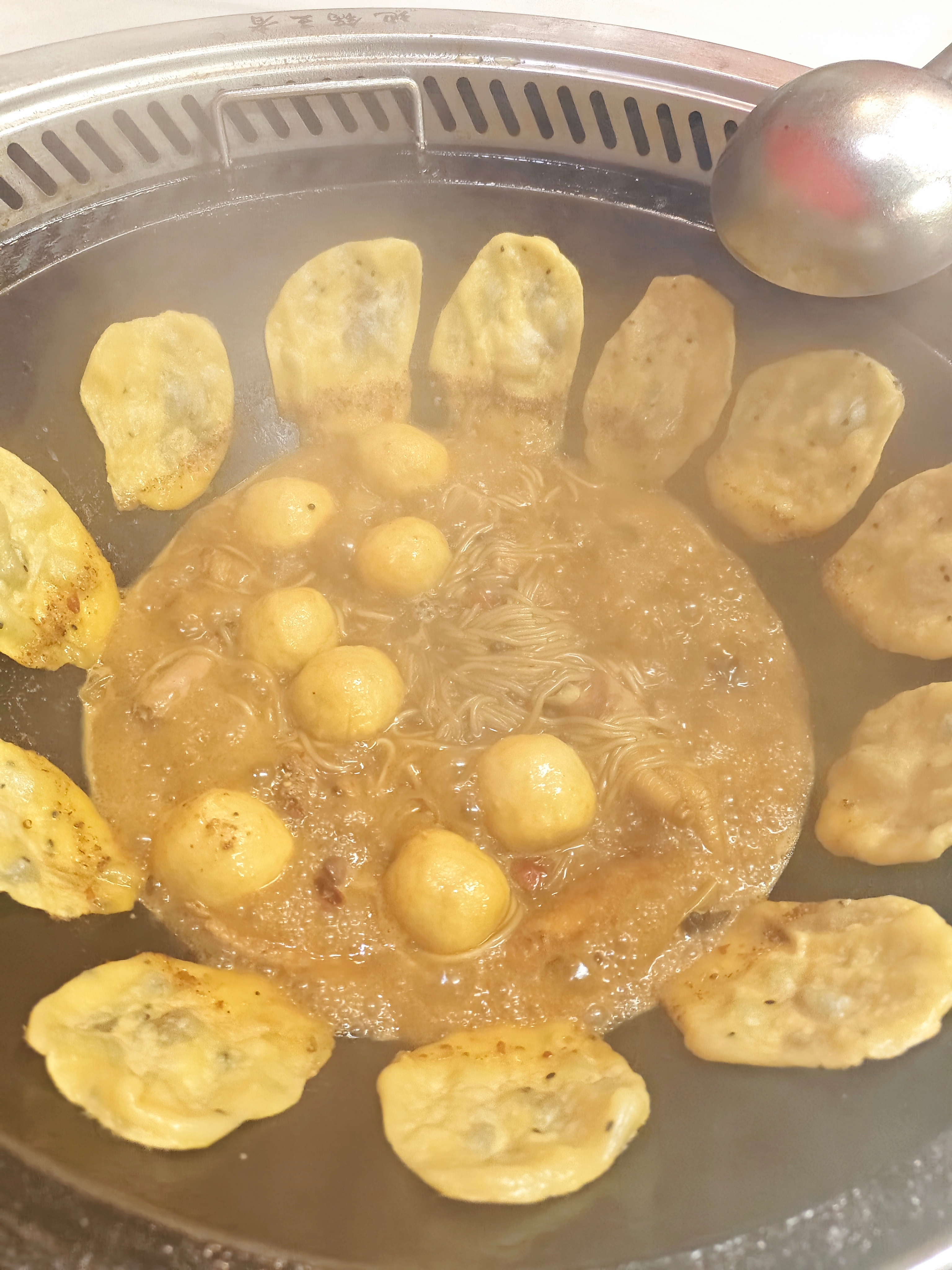 今晚吃地锅鸡，现炒现吃，真的是好大一口锅最近上海好流行吃地锅鸡送榴莲，你们那也是