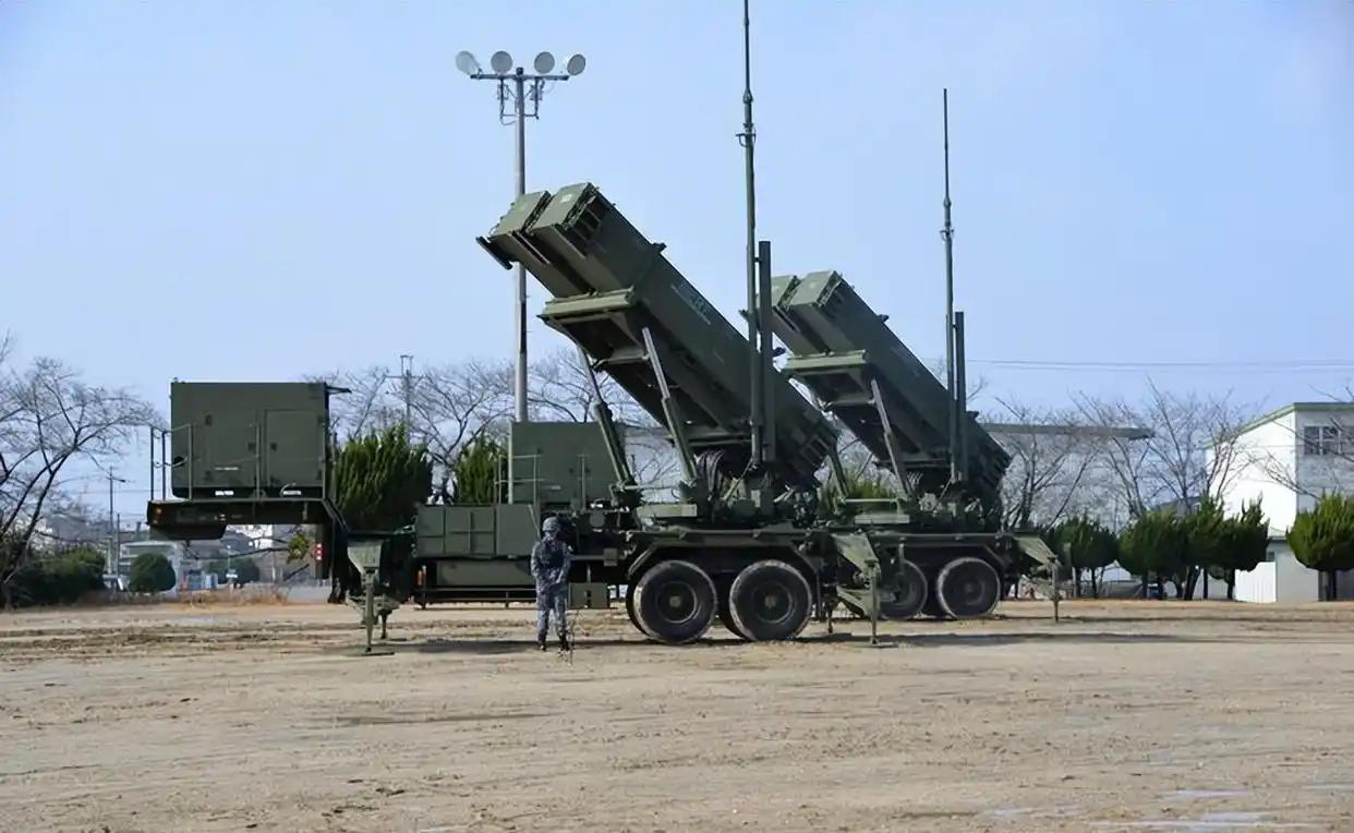 日本最近在军事上的操作，已经疯狂到没底线，半点伪装都不做了，明摆着就是要捡起军国