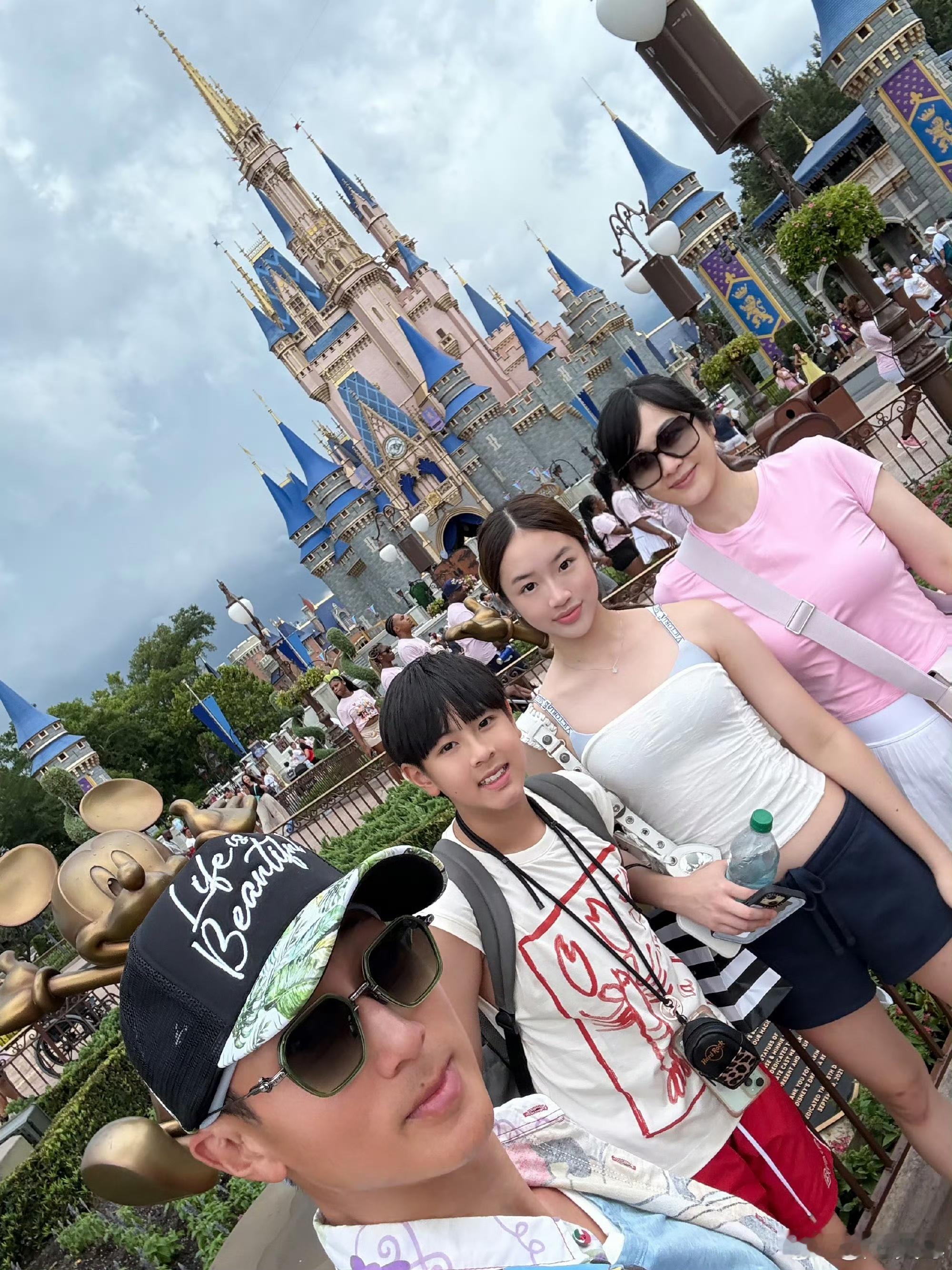瞧呀，吴尊一家四口的暑假生活，满是甜蜜滋味呢。一家人整整齐齐，互动间尽是默契，那