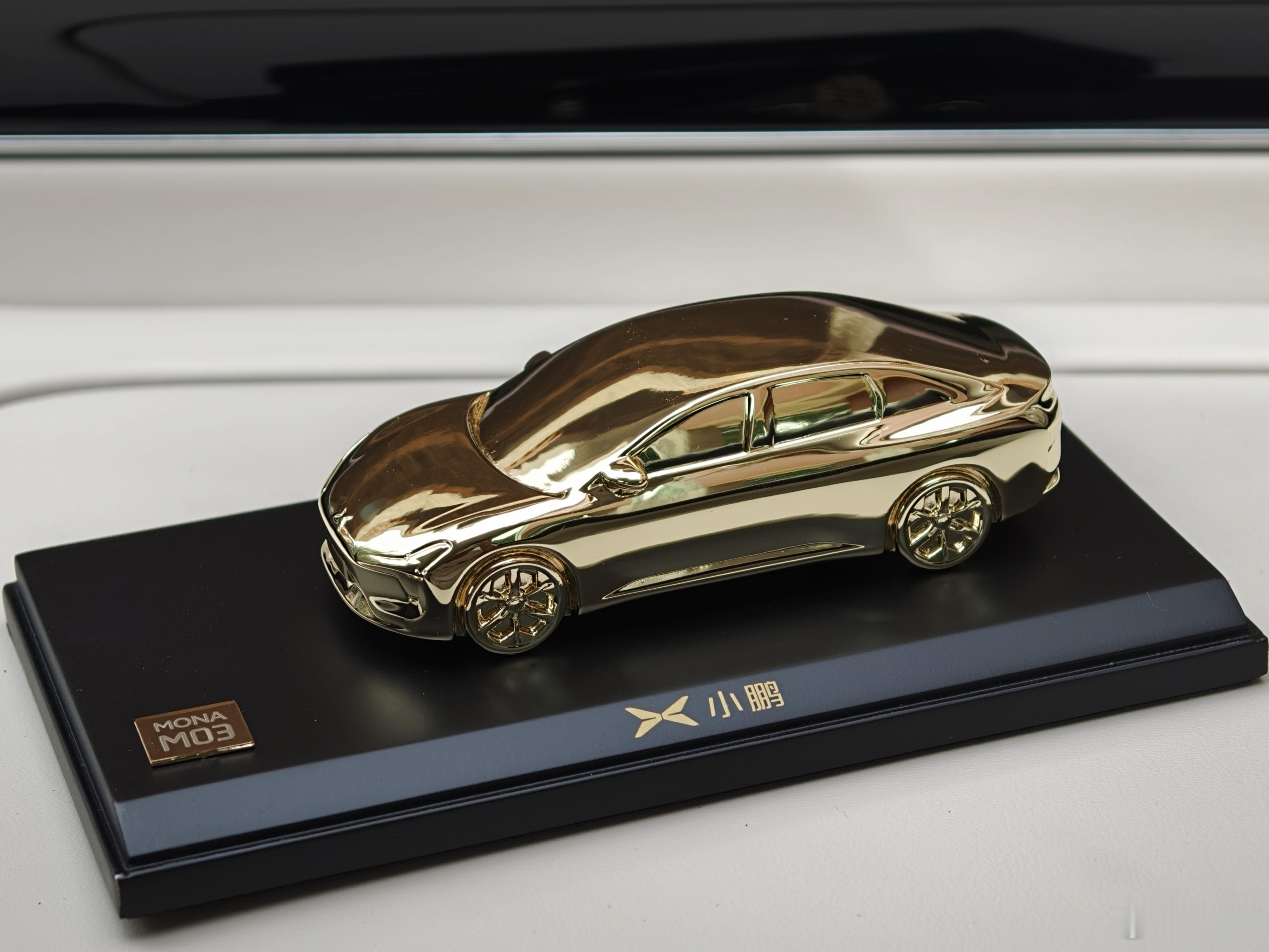 小鹏 MONA 已经交付 20 万辆了，是真·爆款。鹏子推出了金光闪闪的纪念车模