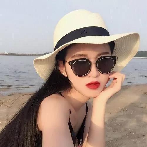 沙滩上的时尚女王，一顶草帽、一副墨镜，惊艳全场！墨镜女旅游 沙滩墨镜 时尚女王 