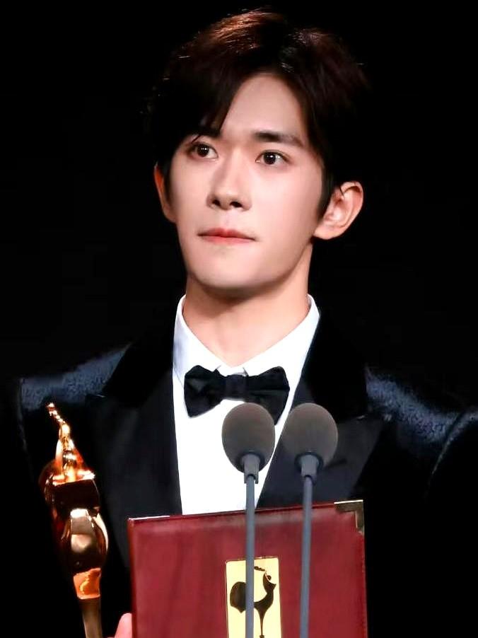 易烊千玺用6年时间，从偶像组合成员变成金鸡奖影帝，24岁还打破了刘烨的纪录。这可