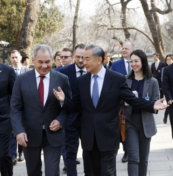 西方国家又睡不着了！
谈成了，俄罗斯答应中国。
当地时间6月23日，中共中央政治