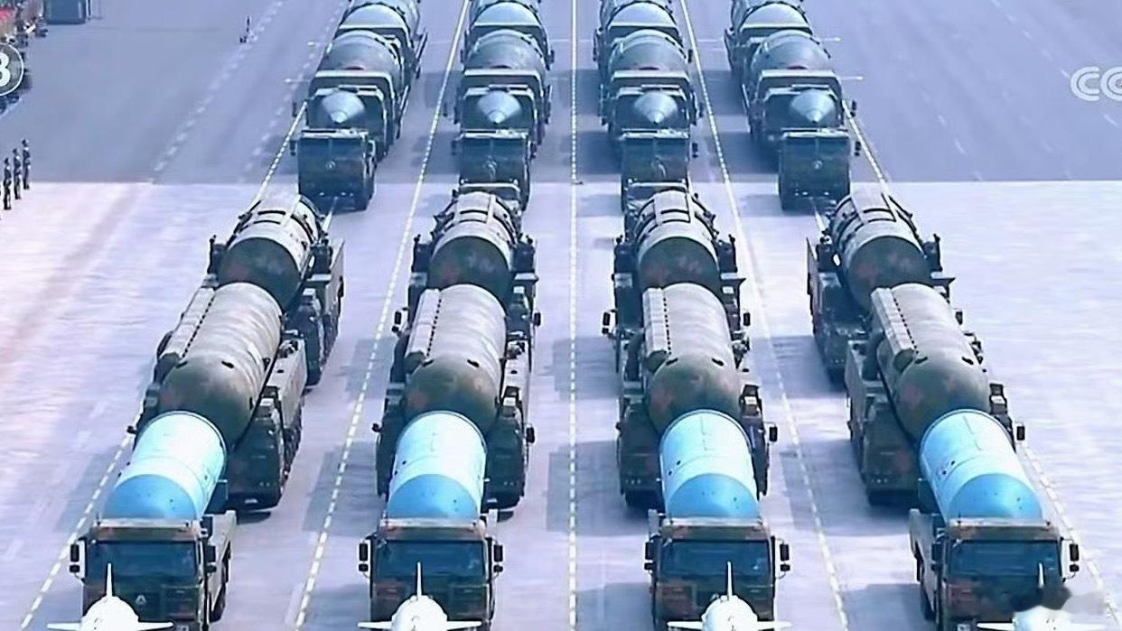 东风5C打击范围覆盖全球太震撼了！我国现在军事力量强大，再也不会任人欺凌。 ​​