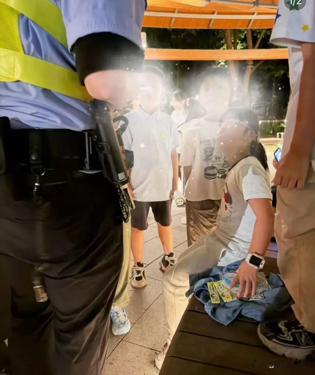 “这才是撑腰！”上海，8岁小女孩被一男孩推倒并言语威胁她。她受了委屈，父母也不在