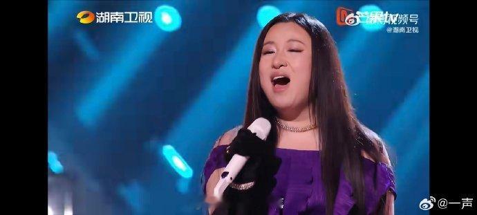 歌手直播锤娜丽莎飙高音歌手2026舞台出圈收获海量好评，不少观众喊话锤娜丽莎常驻