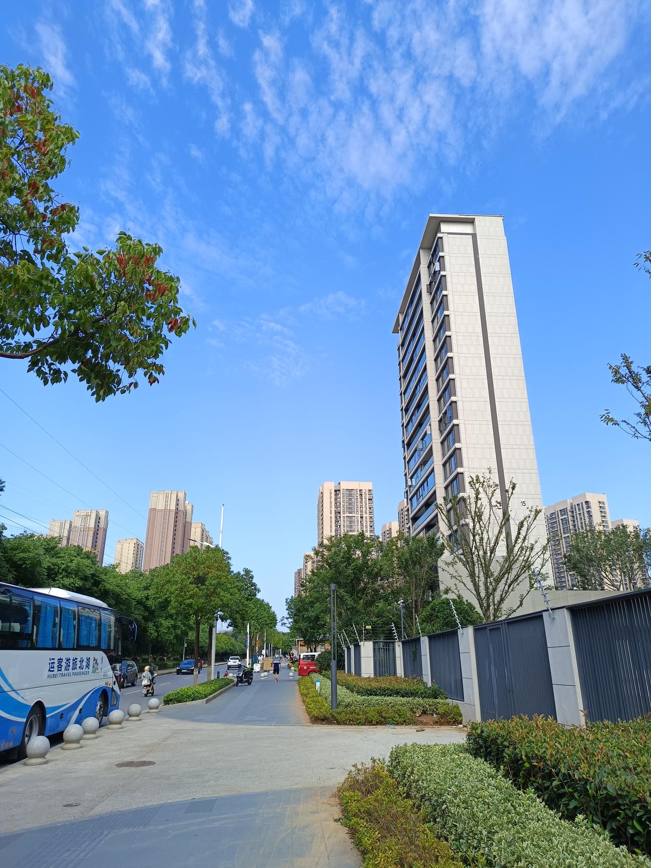 今天是7月13号星期一，武汉市是天气晴朗，艳阳高照，也许是台风路过的原因，天气略