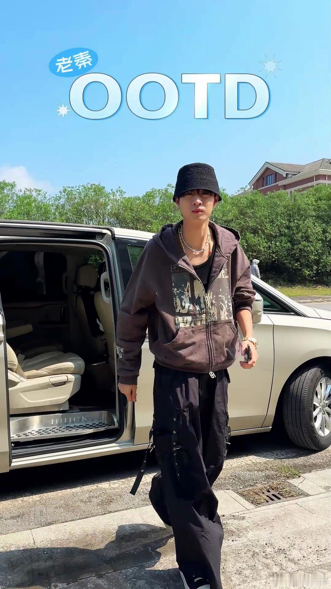 #秦霄贤 女友卡脚我拍照# 秦霄贤的幽默和善良是他的标志。女友卡脚拍照，对同事的