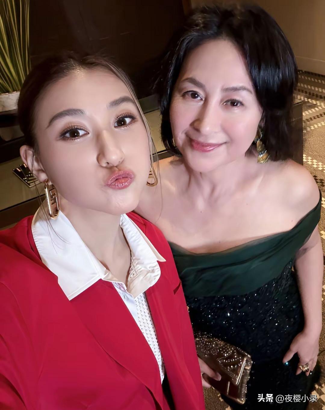 何超莲晒与姐姐合影，63岁何超琼脸上皮肤好紧致，眼尾只有几根细纹，状态一点不输3